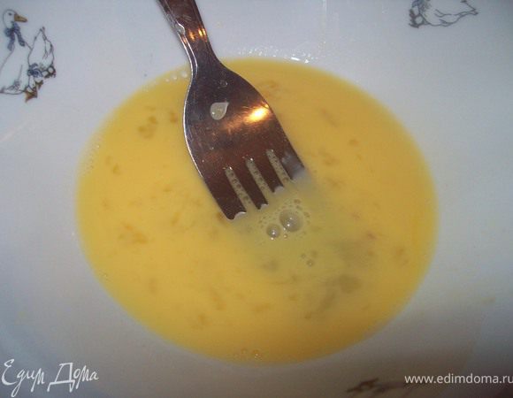 яйцо взбиваем в мисочке и смазываем края нашего квадратика. складываем его треугольником и хорошенько скрепляем края. затем длинные хвостики треугольника скремпяем как пельмень.)