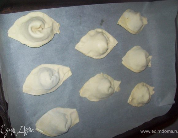 ... выкладываем на противень и отправляем в духовку до зарумянивания