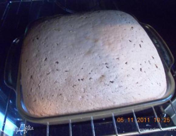 Взбить яйца, добавить сгущёнку, растопленный шоколад с маслом, муку и разрыхлитель, всё вместе взбить, выложить в форму и выпекать 40-50 минут при 200гр.
Приятного аппетита!