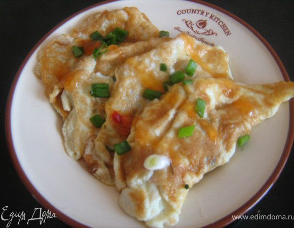 На порционную тарелку положить вареники с двумя начинками,полить соусом,посыпать рубленным зелёным луком.Кто любит по острее можно положить острый китайский соус,я беру "Стебель бамбука".Очень вкусные вареники,попробуйте,повозиться конечно придётся,но это стоит того!