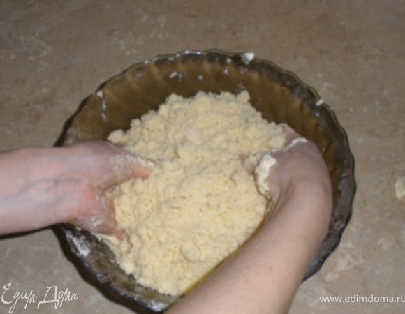 Месить тесто руками так, чтобы получилась крошка.