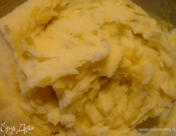 Для начинки отварить очищенный картофель в подсоленной воде и затем размять его в пюре.Лук мелко нарезать и обжарить до прозрачности на сливочном масле.Сыр(Тильзитер,Эменталь,Грюйер,Чаддер и т.д.)натереть.Смешать все ингредиенты начинки.