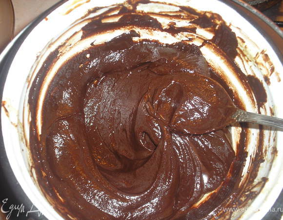 Деражать на водяной бане до полного расплавления шоколада.
