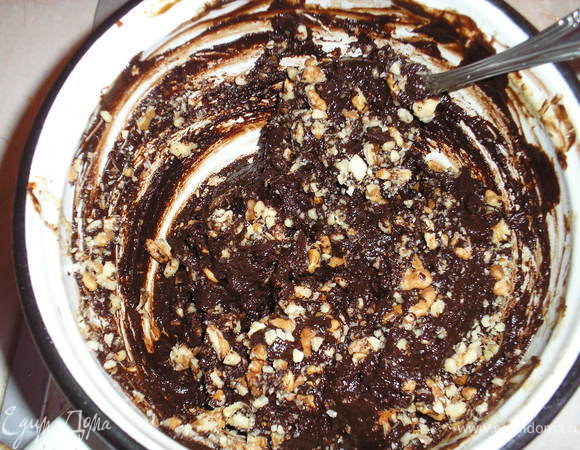 В шоколадную массу добавить мелко порубленные орехи (орехи можна любые, по вкусу, у меня грецкие), хорошо вымешать.