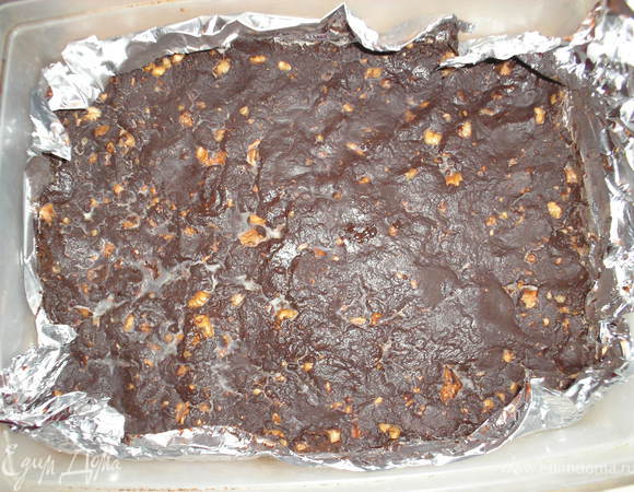 Пластиковый контейнер застилаем фольгой ( можна конфеты заливать в силиконовые формочки), выкладываем шоколадно-ореховую массу и отпраляем в холодильник на 3-4 часа до полного застывания шоколада.