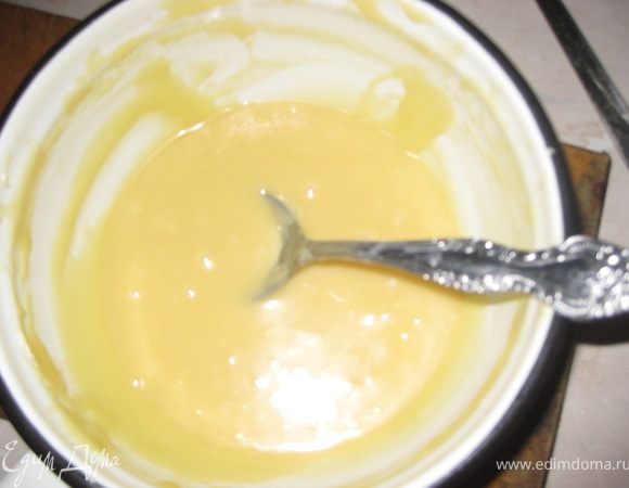 Через несколько часов рубим белый шоколад, добавляем 25 гр сливочного масла, 1 ст л сгущенного молока,1 ст.л кипятка и ставим на водяную баню. Доводим до полного расплавления шоколад (надо быть очень внимательным, белый шоколад может свернутся).