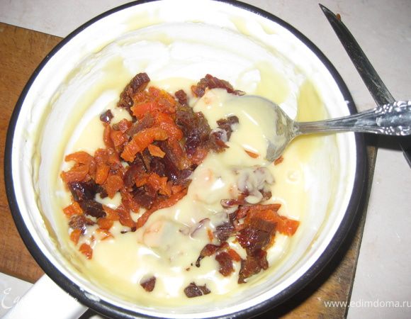 В белую шоколадную массу добавляем мелко порезаные сухофрукты( у меня курага и финики, очень хорошо сочетались с белым шоколадом), хорошо вымешиваем.