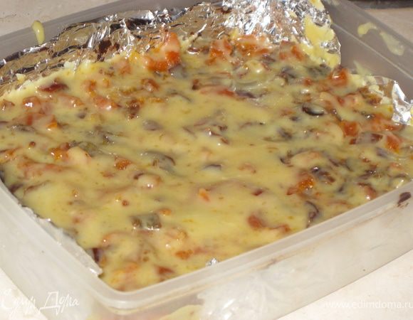 Выкладываем белую массу поверх застывшего черного шоколада. и ставим в холодильник на несколько часов для полной стабилизации и застывания.