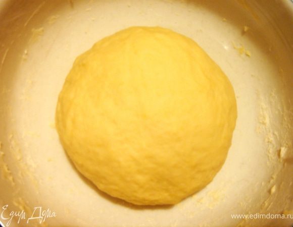 Для приготовления теста в муку добавить все ингредиенты и замесить гладкое,не липнущее к рукам тесто.В зависимости от качества муки можно добавить дополнительно немного воды.Готовое тесто переложить в целлофановый пакет и оставить на 20-30 минут при комнатной температуре.