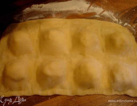 Разделить тесто на 2-3 части.Каждую часть тонко раскатать в прямоугольник.На одну часть теста выложить начинку(остывшее пюре хорошо скатывается в шарики),накрыть второй частью.Ребром ладони скрепить тесто между начинкой и разрезать на квадраты.