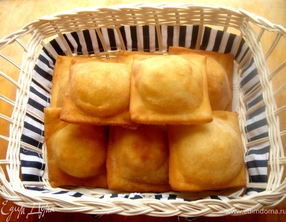 Обжарить пирожки в кипящем масле.Осторожно с замороженными туртонами:при обжаривании их нужно часто переворачивать в масле,чтобы пирожки не лопнули.Подавать туртоны лучше горячими с вяленым мясом и овощным салатом.Приятного аппетита!