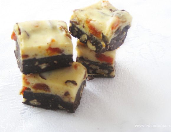 Застывшие конфеты нарезаем на квадратики и наслаждаемся!