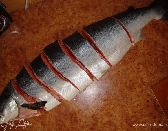 Обрезаем плавники и разрезаем рыбку примерно вот так...