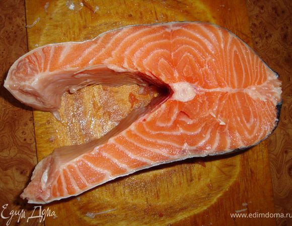 Голову, хвост и плавники пока откладываем (будет потом уха, например, такая http://www.edimdoma.ru/recipes/21811, или рыбный супчик, например, такой http://www.edimdoma.ru/recipes/30052, или по другим рецаптам, которых очень много). А со стейками поступим следующим образом. Кладем стейк на рабочую поверхность вот так...
