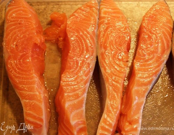 У стейков семги удалить кости