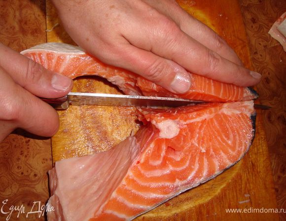 Аккуратно отрезаем половинку вдоль хребта...