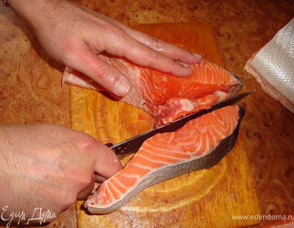 Это не мои руки. Мне в этом деле всегда помогает еще одна "кухонная принадлежность" - муж, большое ему спасибо за это!
Затем отрезаем кость с другой стороны, вот так...