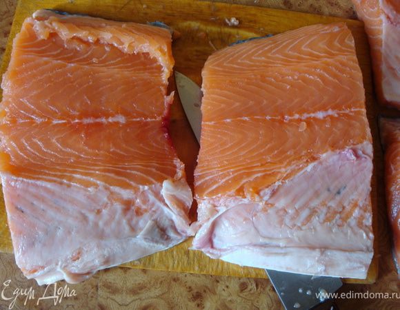 Вот теперь можно легко убрать остатки крови из хребта, если они там есть. Кусочки хребта отправляем к голове и хвосту, на супчик.
Так же поступаем с остальными стейками. Последний кусок (который перед хвостом) разрезаем так же, как и стейки. Их мы солить не будем, а уберем каждый в отдельный пакетик и отправим в морозилку. Я из него приготовлю что-нибудь позже, о чем обязательно вам расскажу.