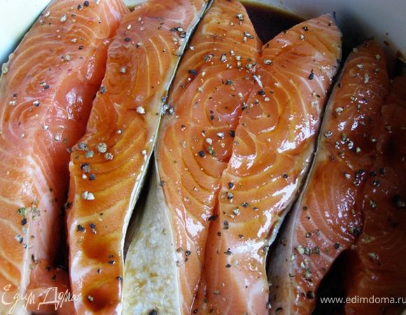 Семгу замариновать в соевом соусе с перцем