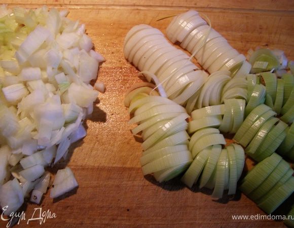 Мелко порезать репчатый лук, лук-порей - кольцами/полукольцами.
