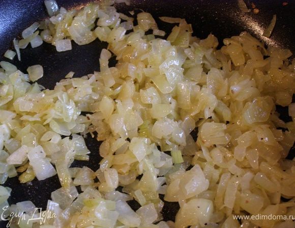 На 2 ст ложках оливкового масла обжарить репчатый лук до прозрачного состояния
