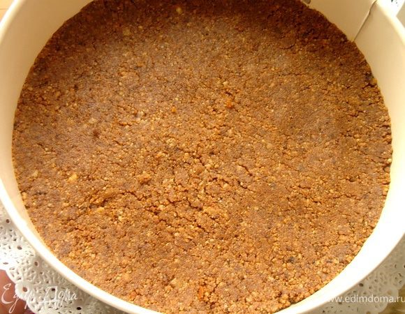 Баноффи можно собрать на порционных тарелках или сформировать торт.Для этого на дно разъёмной формы выложить розетку для тортов и закрепить дно в форме.Измельчить печенье,смешать его с растопленным сливочным маслом и выложить основу на дно формы.Убрать в холодильник на 20 минут.