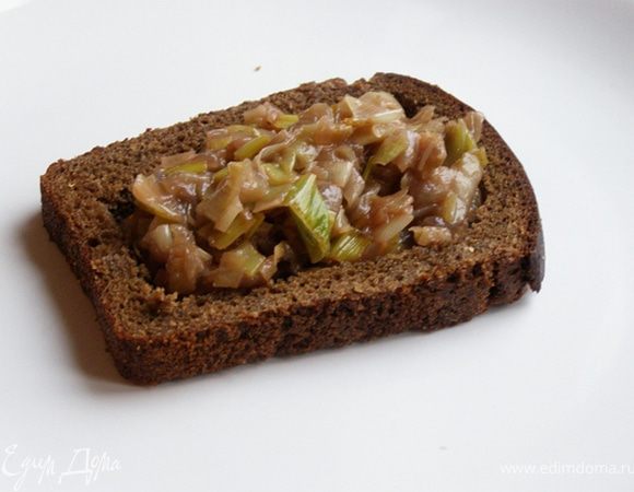 Внутрь рамки положить обжаренный лук