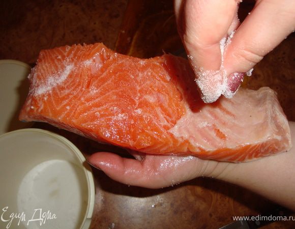 Теперь приступим к посолу. Количество соли я не указала, так как солю "на глаз". Если хотите посолонее - берите соли побольше, я же хочу получить малосольную семгу и посыпаю каждый кусочек (половинку стейка) солью не слишком густо...