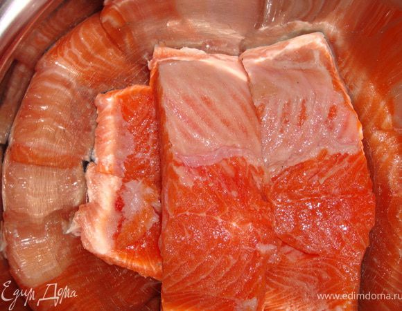 Складываем следующие куски рыбы на предыдущие крест на крест...