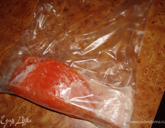 Через 3 дня рыба уже совершенно точно просолена и её можно убирать. Берем кусочки рыбы и укладываем в пакет, каждый отдельно...