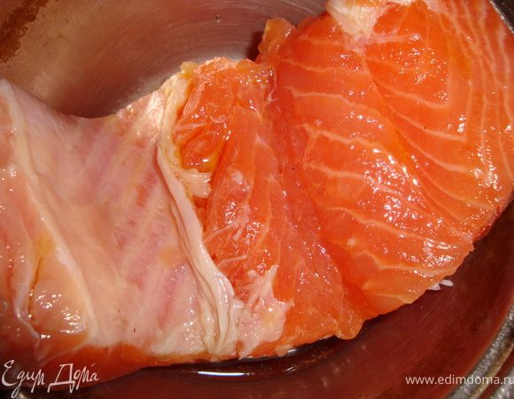 Отправляем партию готовой рыбки в морозилку. А один кусочек я упаковывать не стала, положила его в миску и полила 1-2 чайн. лож. жидкого дыма, накрыла крышкой и убрала в холодильник. На утро рыбка уже готова. Да, наверное, это не полезно, но вкууусно, что когда сильно хочется, то можно.