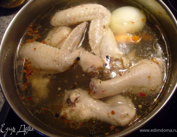 Для того, чтобы ризотто было вкусным и ароматным, в первую очередь нужно сварить бульон, мясной или овощной. На 2,5 л воды я взяла 5 крыльев и 2 голени курицы, 1 луковицу, 2 мелких морковки, чёрный перец горошком и лавровый листик (в конце варки). Также добавила грибные ножки (шляпки пошли в ризотто) и немного травок сушёных (петрушка, укроп, тимьян)и немного хлопьев перца чили. Варила бульон примерно 1,5 часа. Готовый бульон нужно поддерживать в состоянии почти закипания, поэтому, пока бульон варится, можно подготовить овощи и грибы.