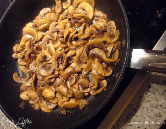 Для титульного компонента ризотто я выбрала грибы (шампиньоны). Шампиньоны (шляпки) порежем тонкими (2-3 мм) пластинками и обжарим на раскалённом растительном масле 5 мин, добавим паприку и свежемолотый перец, убавим огонь и потушим ещё 5 мин. В конце приготовления посолим по вкусу (это делается для того, чтобы грибы оставались сочными).