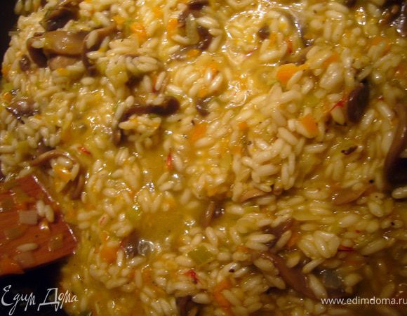 Примерно на 10-й минуте манипуляций с бульоном добавляем титульный компонент - у нас это обжаренные шампиньоны и шафран в вине, аккуратно перемешиваем и продолжаем вливать бульон и помешивать содержимое сковороды. По окончании приготовления рис должен стать мягким, но сохранить твёрдую середцевину. Рис будет  готов где-то через 17-18 мин доливания и выпаривания бульона (говорят,что 17 минут - точное время приготовления после всыпания риса:)) Я поставила часы на 17 мин, но времени у меня ушло чуть больше.