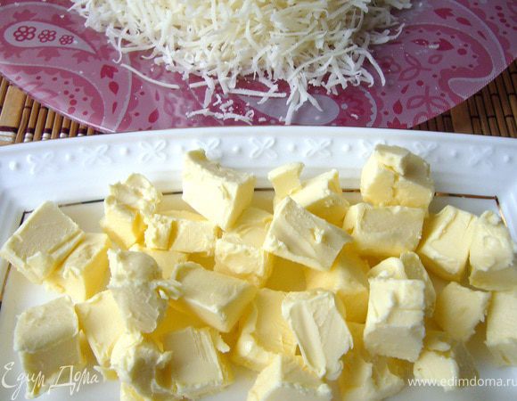 Теперь снимем сковороду с огня и оставим в покое ровно на минуту. Это нужно для того, чтобы температура ризотто понизилась и тёртый сыр растворился в нём, не образуя тягучих нитей. За эту минуту мы достанем тёртый на мелкой тёрке пармезан и порезанное охлаждённое масло.