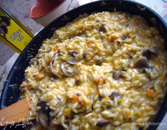 И вот наступил последний этап - мантекатура (от слова мантекаре (смешивать)). Мы добавляем холодное масло и тёртый сыр и быстро и интенсивно перемешиваем всю массу ризотто до полного растворения масла и сыра. Пробуем на соль, добавляем, если нужно. 
