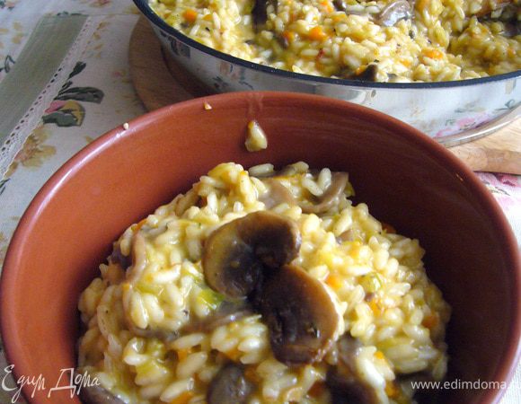 Раскладываем ризотто по глубоким тарелкам и подаём немедленно.