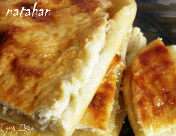 Тесто разделить на 2 неравные части. Из большей части в противене, застеленном пекарской бумагой, сформировать дно с небольшими (1.5-2 см) бортики. Выложить начинку. Равномерно распределить её по всей поверхности дна и накрыть пластом, раскатанным из второй (меньшей) части теста. Защипнуть края, смазать желтком. И всю поверхность верхушки пирога часто наколоть вилкой.
Поставить в нагретую духовку и печь минут 20-25 при температуре 200-220 градусов до румяной корочки.
Достать противень из духовки, проверить зубочисткой готовность Лимонника, аккуратно (за бумагу) вытащить пирог, накрыть его бумажной салфеткой и полотенцем на 30 минут.
Разрезать пирог на порционные куски. Всё готово. Приятного аппетита!