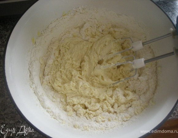Взбить мягкое масло до воздушности, затем добавить сахар и взбивать пока он не раствориться.