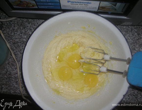 После добавить яйца и продолжать взбивать.