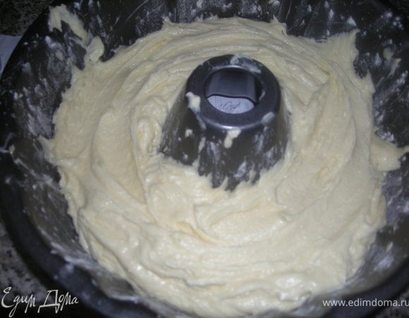 Тесто выложить в форму смазанную маслом и обсыпанную мукой и выпекать в предварительно разогретой до 160градусов духовке 80-90 мин.(можно тесто выложить в маленькие формочки по желанию)
