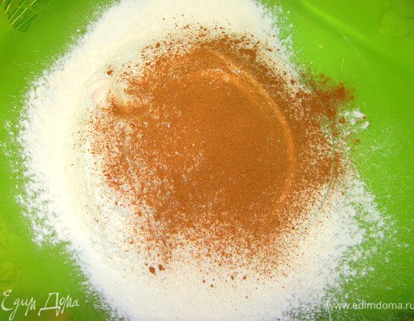 Муку просеять, добавить разрыхлитель, корицу. Перемешать