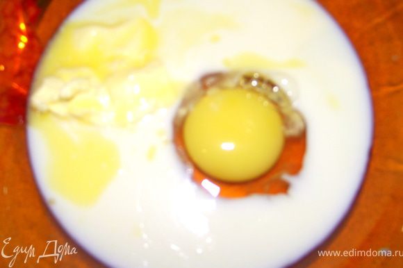 В отдельной миске смешать молоко,яйцо, растопленное слив. масло, мёд и ванилин. Хорошо перемешать