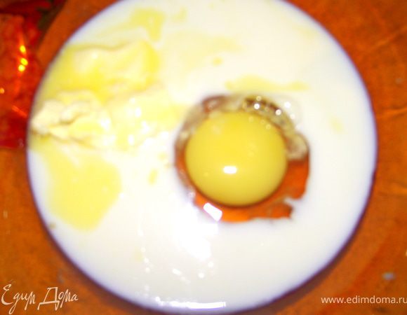 В отдельной миске смешать молоко,яйцо, растопленное слив. масло, мёд и ванилин. Хорошо перемешать