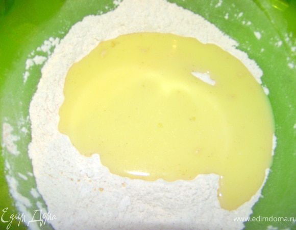 Соединить сухие ингредиенты с "мокрыми". Тщательно вымешать.