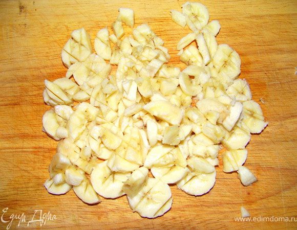 Банан порезать на кусочки.