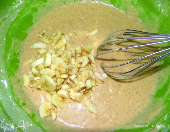 Добавить в тесто. Перемешать.