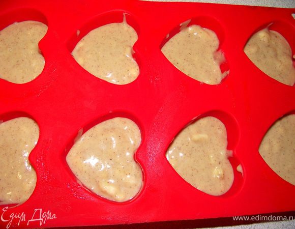 Разлить тесто по формачкам.