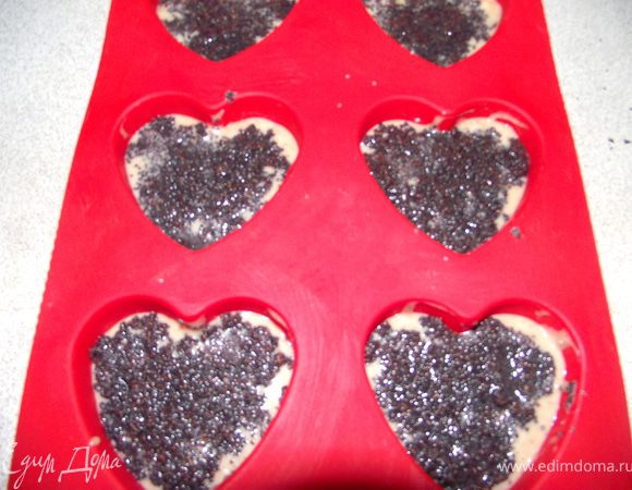 Мак ненадолго  замочить в кипятке. Выложить сверху на тесто.