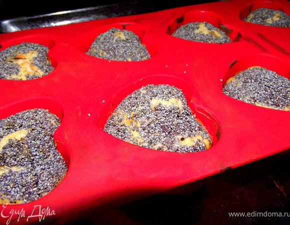 Выпекать в разогретой духовке до 180 °С, 25 минут. Всё маффины готовы!